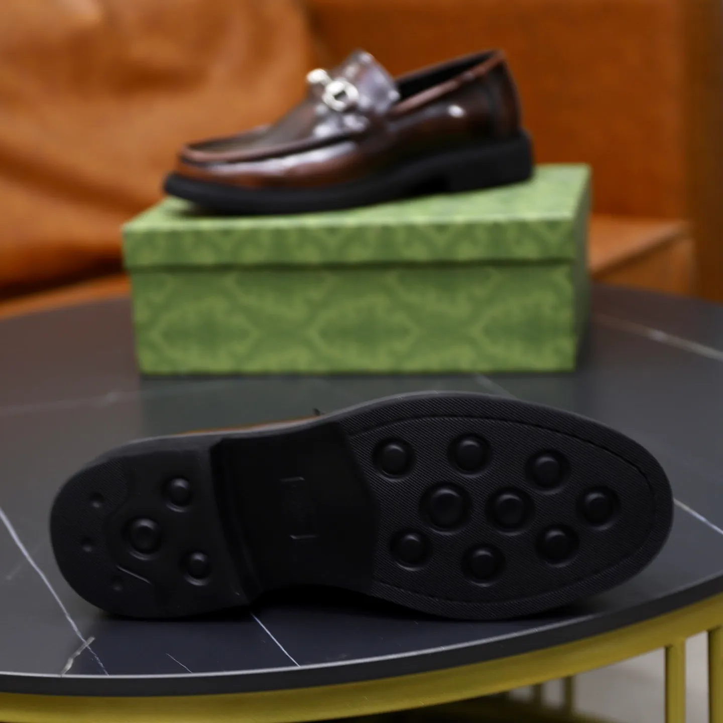 Ex-factory price: 540💰🙅‍♂️🙅‍♂️🙅‍♂️ Brand: GUCCI Standard code: Men's code 38-44 (45 can be customized) Grade: Same style as the official website Original order quality Material: Original cowhide surface Comfortable cowhide lining Original outsole Style category: Men's fashionable casual leather shoes Distinguished big-name luxury elements Top luxury Color: actual picture color